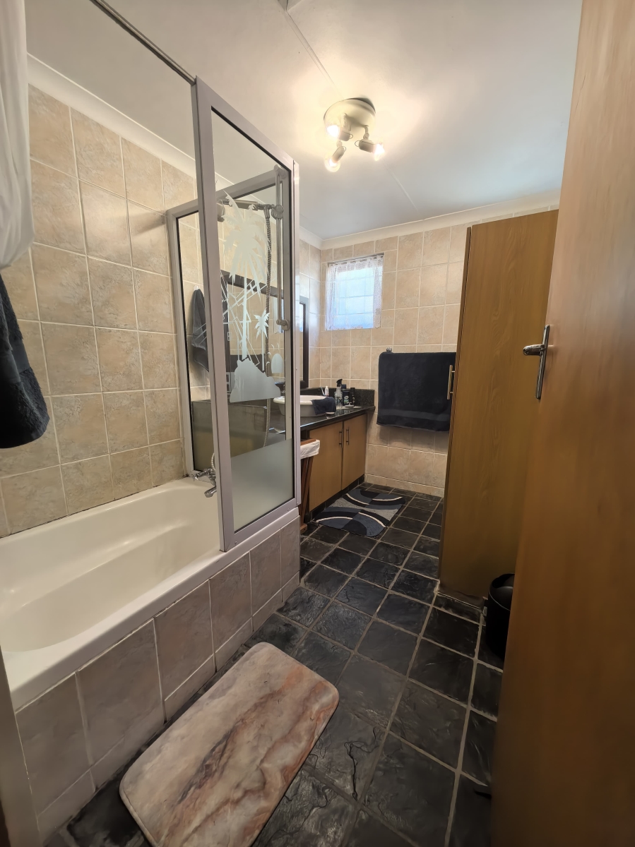 5 Bedroom Property for Sale in Fraaiuitsig Western Cape